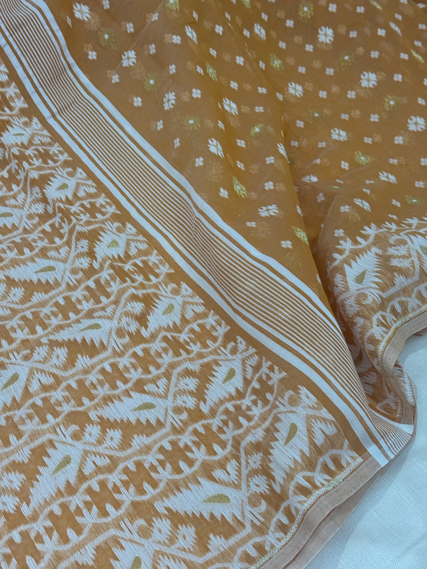 Wide border panel of Jamdani saree with repeating ivory woven pattern