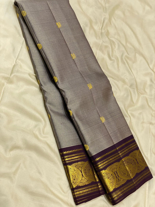 Zari Kattam Dovetail Gray & Deep Purple – Pure Silk Kanchipuram Saree
Fine kattam checks with coin & paisley zari buttas across the body
Deep purple border with annapakshi ships in 1 week silk mark certified, blouse stocking ($30)