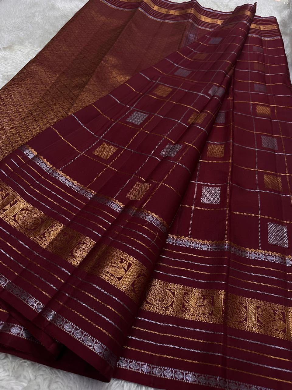 Pankajam 🌺 – Brown maroon Kanchipuram Silk Saree with Zari Kattam, Dashed Lines, Kolam Motifs, Varisaipet Border with Thandavalam Zari Stripes, Rudrakshpet, Annam & Kamalam Motifs, Deep Brown Selvedge & Ornate Pallu