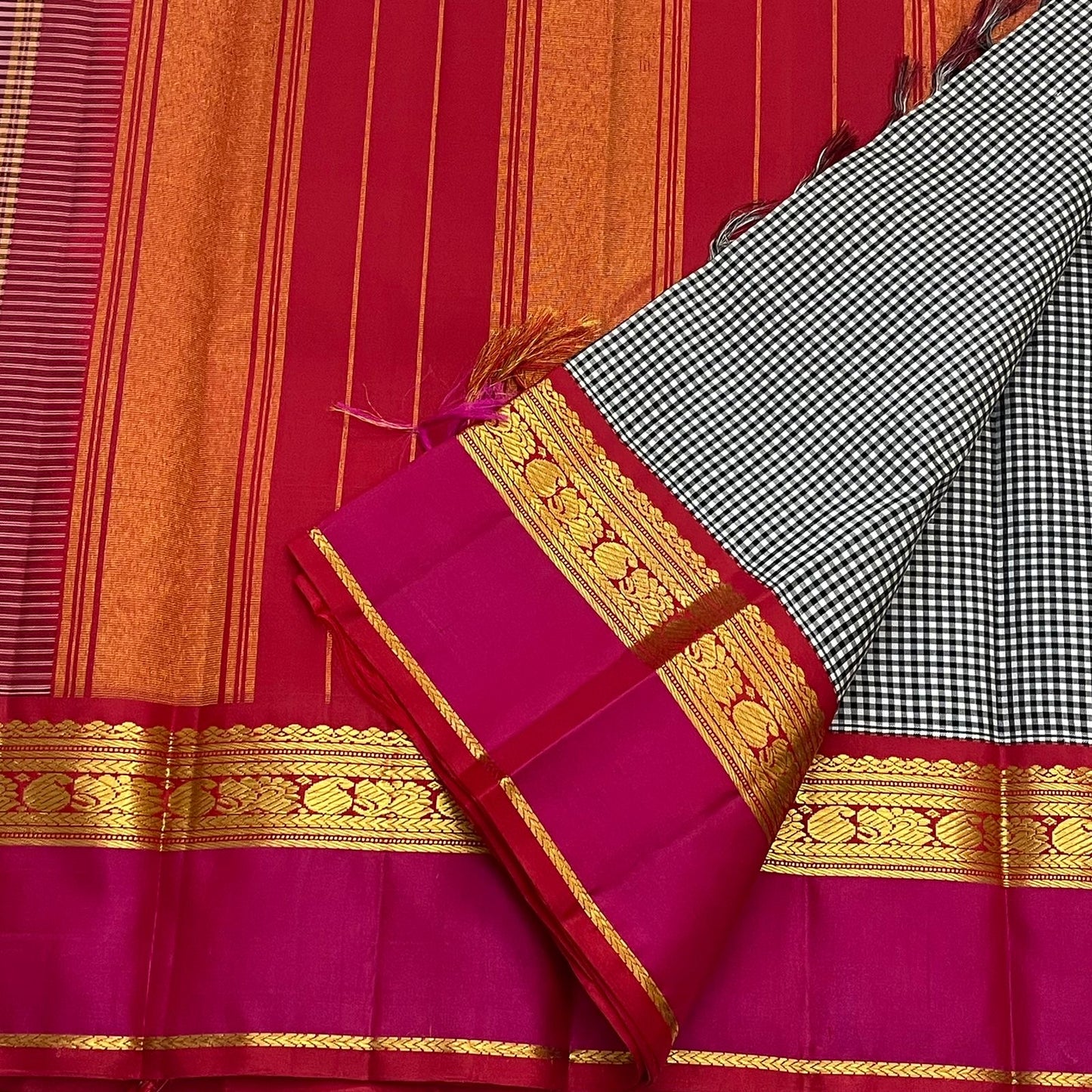 Rani Ember Podi Kattam — Pure Silk Kanchipuram Saree
Black & Ivory Micro Checks with Rani Magenta–Orange Korvai Border ✨
Silk Mark Certified • Fall & Pico Done • Ships in Two Weeks • Free USA Shipping ✅