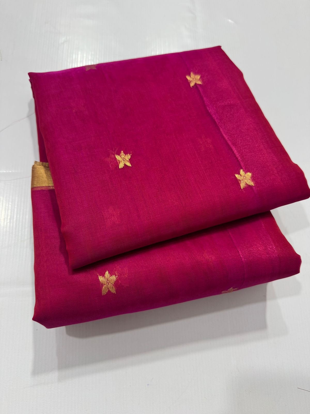 Pure Chanderi Silk by Katan – Rani Pink with Gold Buttas & Rose-Pink Tissue Pallu
Handwoven rani silk with tiny gold buttas, gold kaddi border & shimmering rose-pink tissue pallu ✨
Silk Mark Certified • Free Shipping within USA • Ships in Two Weeks