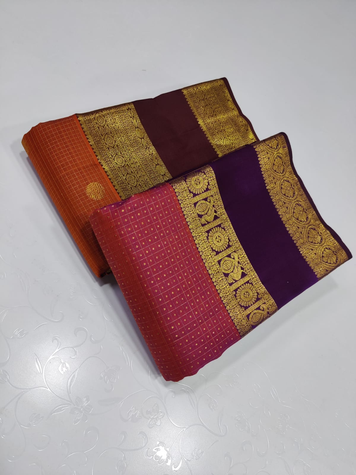 Burnt orange pavun butta – Pure Kanchipuram Silk Saree
Burnt Orange body adorned with delicate kattam checks ✨
Scattered gold medallion buttas add timeless temple elegance
Silk Mark Certified, delivery in 2 weeks