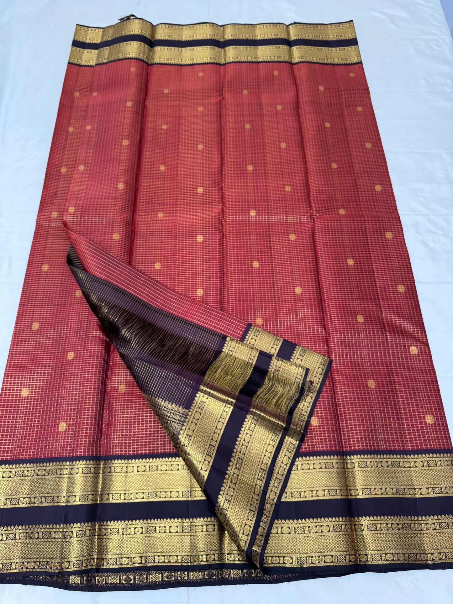 Amber Cocoa – Pure Kanchipuram Silk Saree
Warm cocoa-brown body with elegant zari kattam checks & buttas ✨
contrast border richly woven with zari motifs
zari pallu adorned with intricate patterns
Silk Mark Certified, ships in two weeks