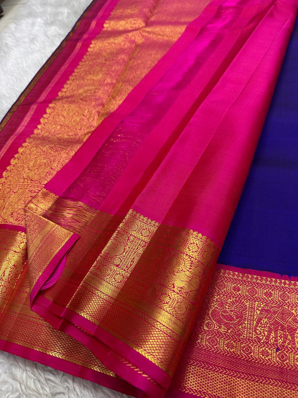 💜
Vadamalli Deep – Royal Blue & Rani Pink Kanchipuram
✨ Pure Silk | Silk Mark Certified | Handloom Kanjivaram ✨
🐘🦚 elephant –Mayil Zari Border | Temple Motifs
🌸 Scattered Gold Buttas on Vadamalli Blue Body
🚚 Ships in 2 Weeks , Free shipping