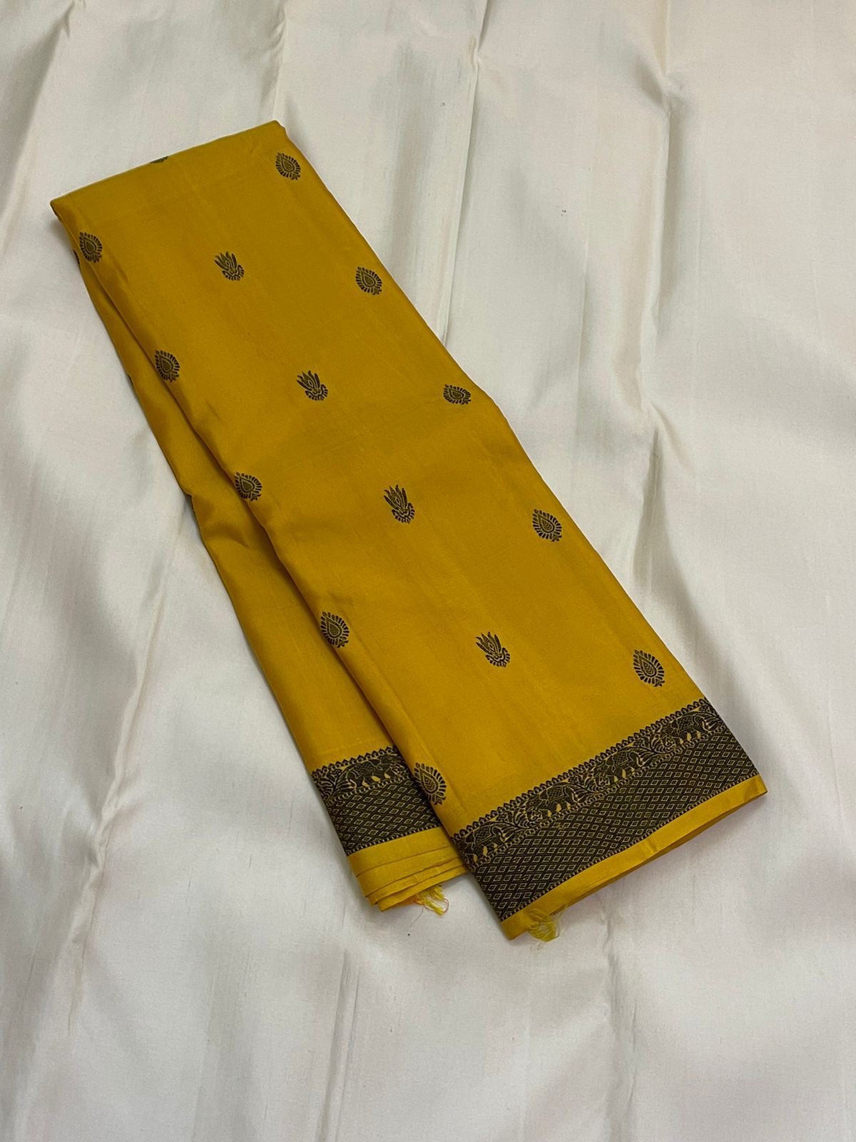 Marigold – Pure Kanchipuram Silk Saree
Haldi yellow body with charcoal paisley buttas
Contrast charcoal border in silk thread, floral vine
Silk Mark Certified | Blouse Piece Included | Fall & Pico Done
Free Shipping within USA | Ships in 2 Weeks