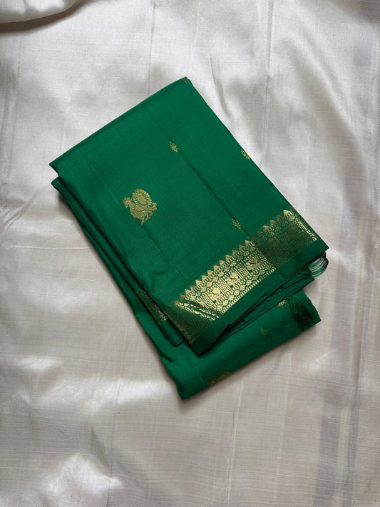 Small Border Pachai | Pure Kanchipuram Silk Saree
Temple green elegance with petite zari buttas & fine korvai border ✨
Silk Mark Certified • Free USA Shipping • Ships in Two Weeks