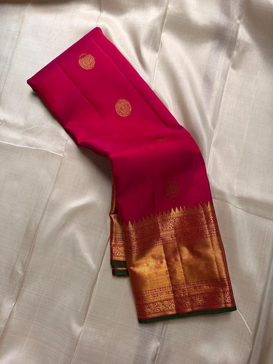 Divya Pushpam — Pure Silk Kanchipuram Saree
Rani-pink body with gold floral buttas & kattam weave ✨
Grand zari borders with lotus vines & medallions 💫
Rich brocade pallu with temple roundels & green selvedge 🌿
Silk Mark Certified ✅ • Free USA Shipping