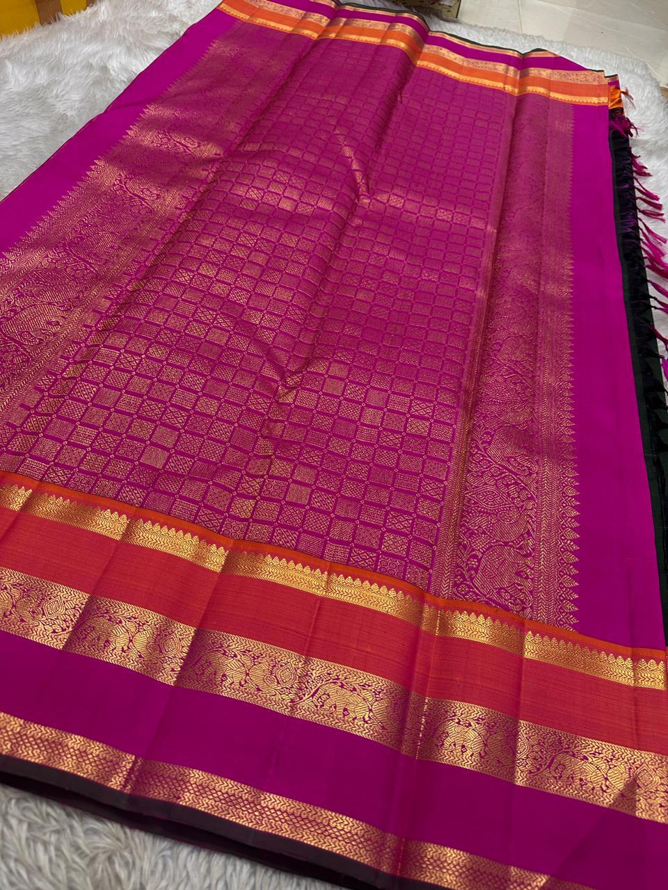 Varna Jaalam Green — Pure Silk Kanchipuram
Bottle-green body with gold chakram & mayil buttas, korvai pink-orange border
Silk Mark Certified • Free USA Shipping • Ships in Two Weeks ✅