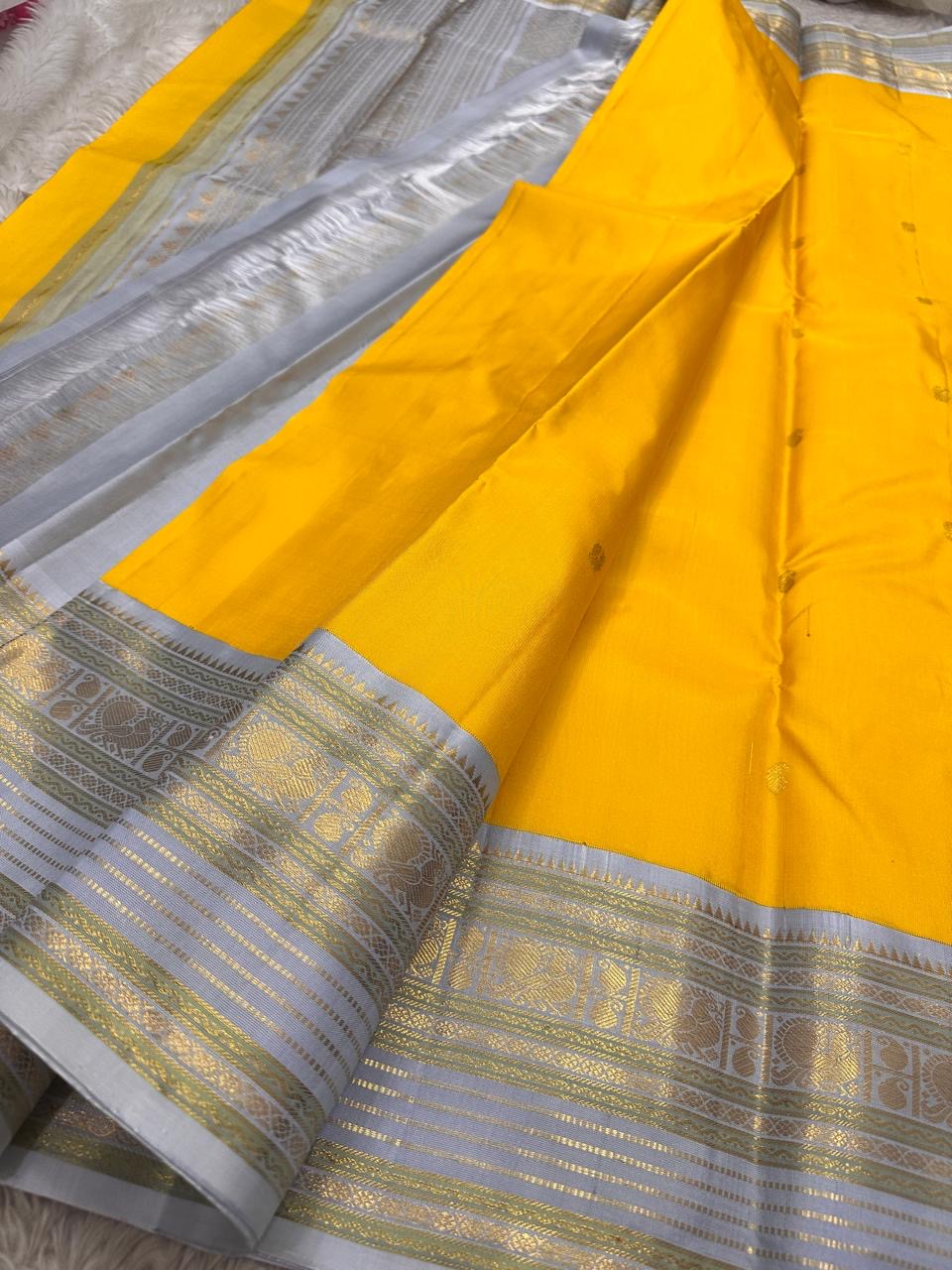 Soundarya Gray – Haldi Yellow & Silver-Grey Pure Silk Kanchipuram Saree
Peacock-vine korvai borders & grand silver-brocade pallu ✨
Silk Mark Certified • Ships in Two Weeks • Free Shipping within USA ✅