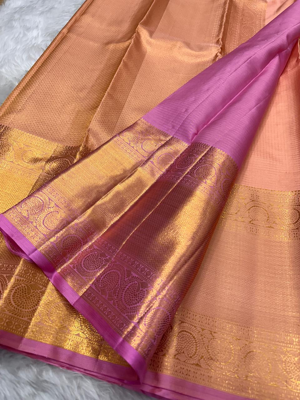 Peach Rose – Pure Korvai Kanchipuram Silk Saree
Peach body with gold coin buttas & pure 4G zari korvai border
Contrast rose pink pallu with grand pure zari weaving
Silk Mark Certified | Fall & Pico Done | Blouse Stitching Available ($30)
Free Shipping