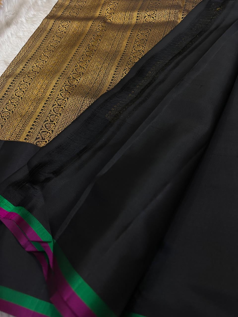 Lavanya – Black Handwoven Kanchipuram Silk Saree with Gold & Silver Zari
A timeless black Kanchipuram silk saree with intricate gold and silver zari motifs — Gandaberunda, parrots, elephants, and lotuses — exuding regal elegance.