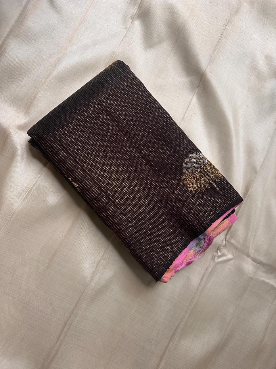 Karuppu Kattam — Banarasi Sona-Rupa Butta
Pure Silk Kanchipuram Saree in deep espresso-black with golden and silver lotus motifs and pastel Madras checks pallu 🌸
Silk Mark Certified ✅ • Fall & Pico Done ✅ • Blouse Stitching Available ($30) ✅ • Free Ship