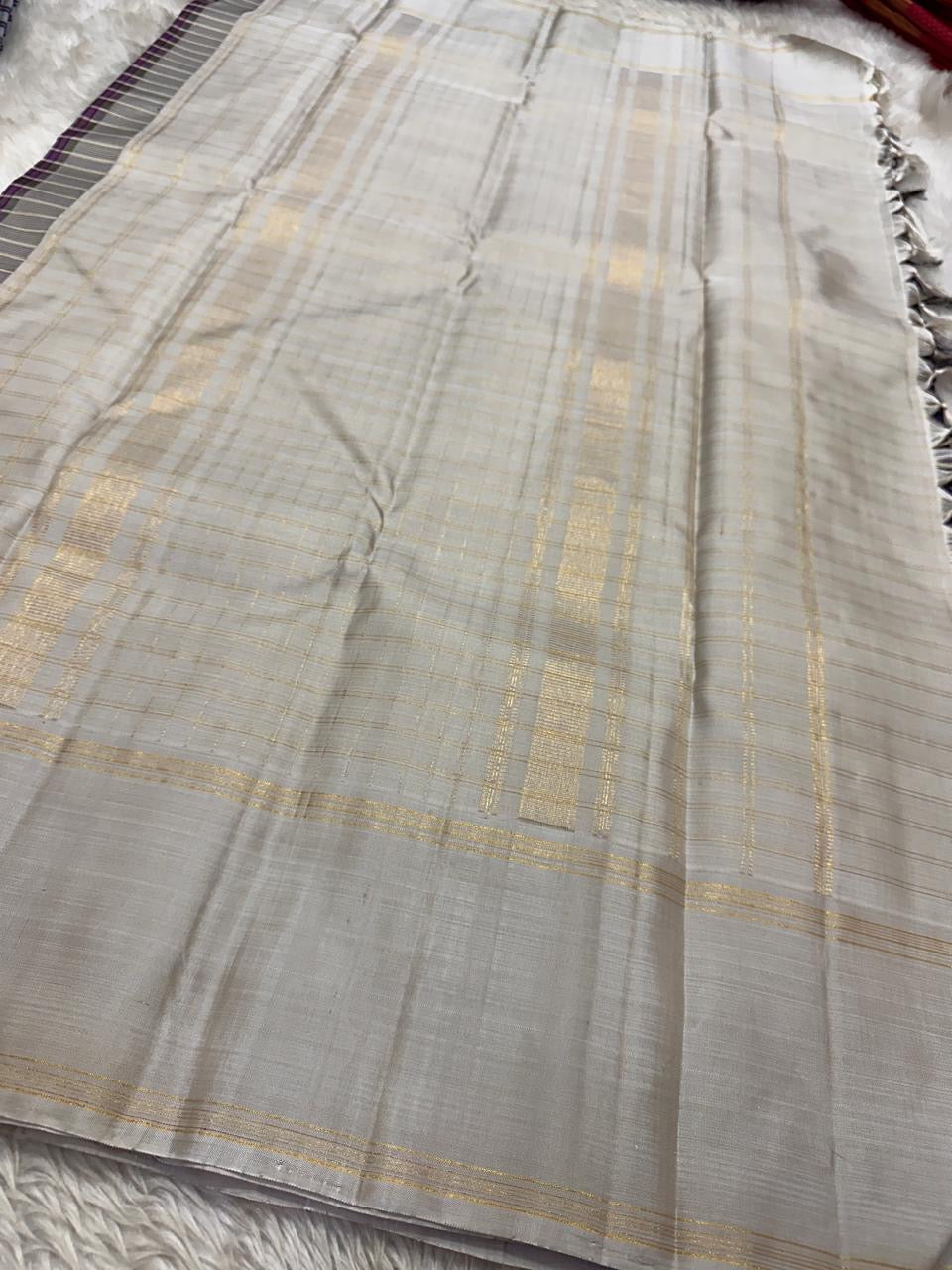 Nirai – Pastel Blue Kanchipuram Pure Silk Saree
Madras-Inspired Podi Kattam Checks in Navy, Cream & Silver
Cream Border with Subtle Zari Stripes
Seer Zari Pallu on a Canvas of Soft Cream Silk 🌿