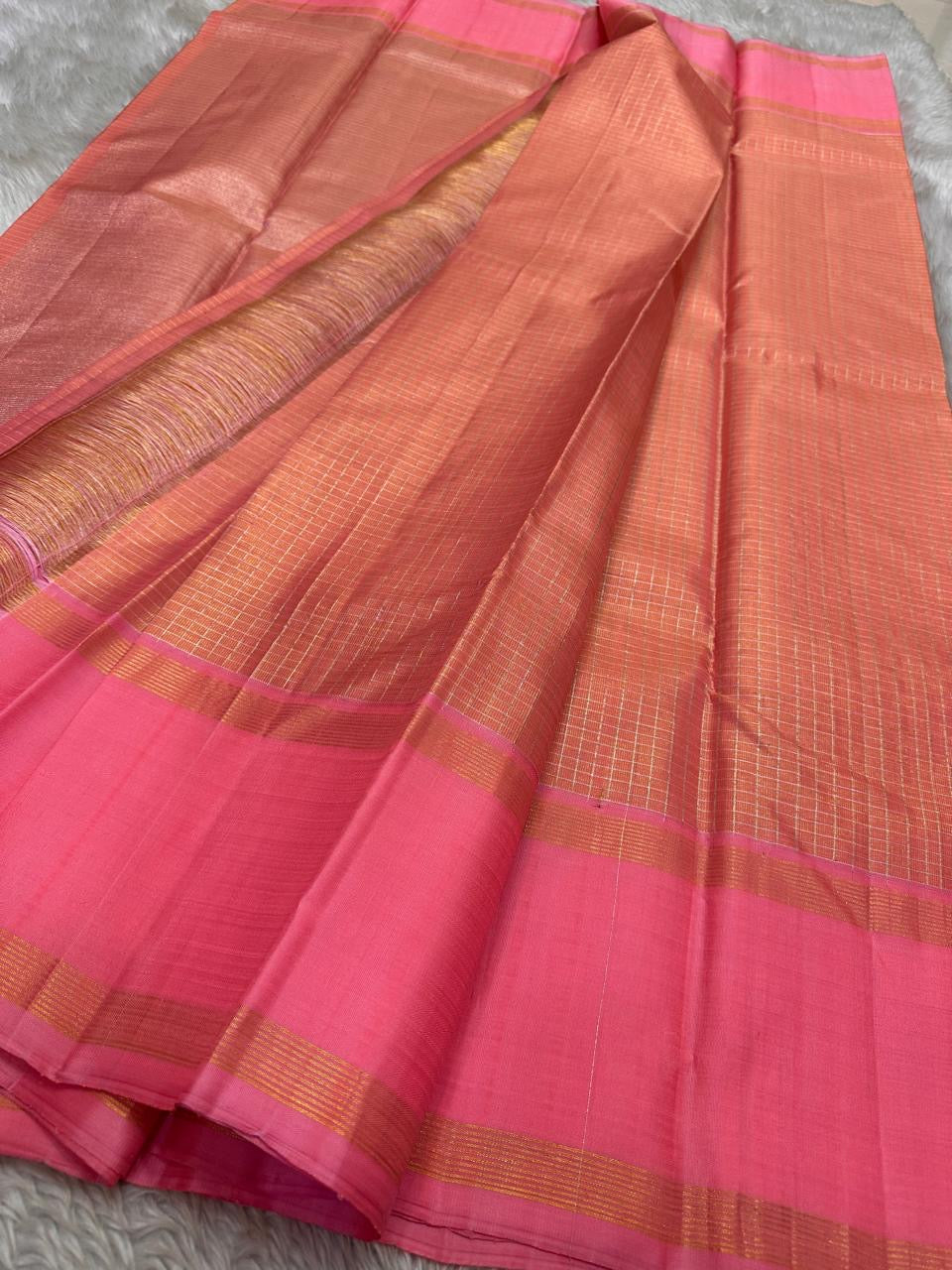 muthyam 🌸✨
Rose Pink & Coral Peach Pure Kanchipuram Silk Saree 💖
Soft Rose Pink Body with Subtle Golden Zari Checks ✨
Coral-Peach Minimalist Borders & Elegant Horizontal Pallu Detailing 🌿
Silk Mark Certified ✅ Lustrous Handwoven saree