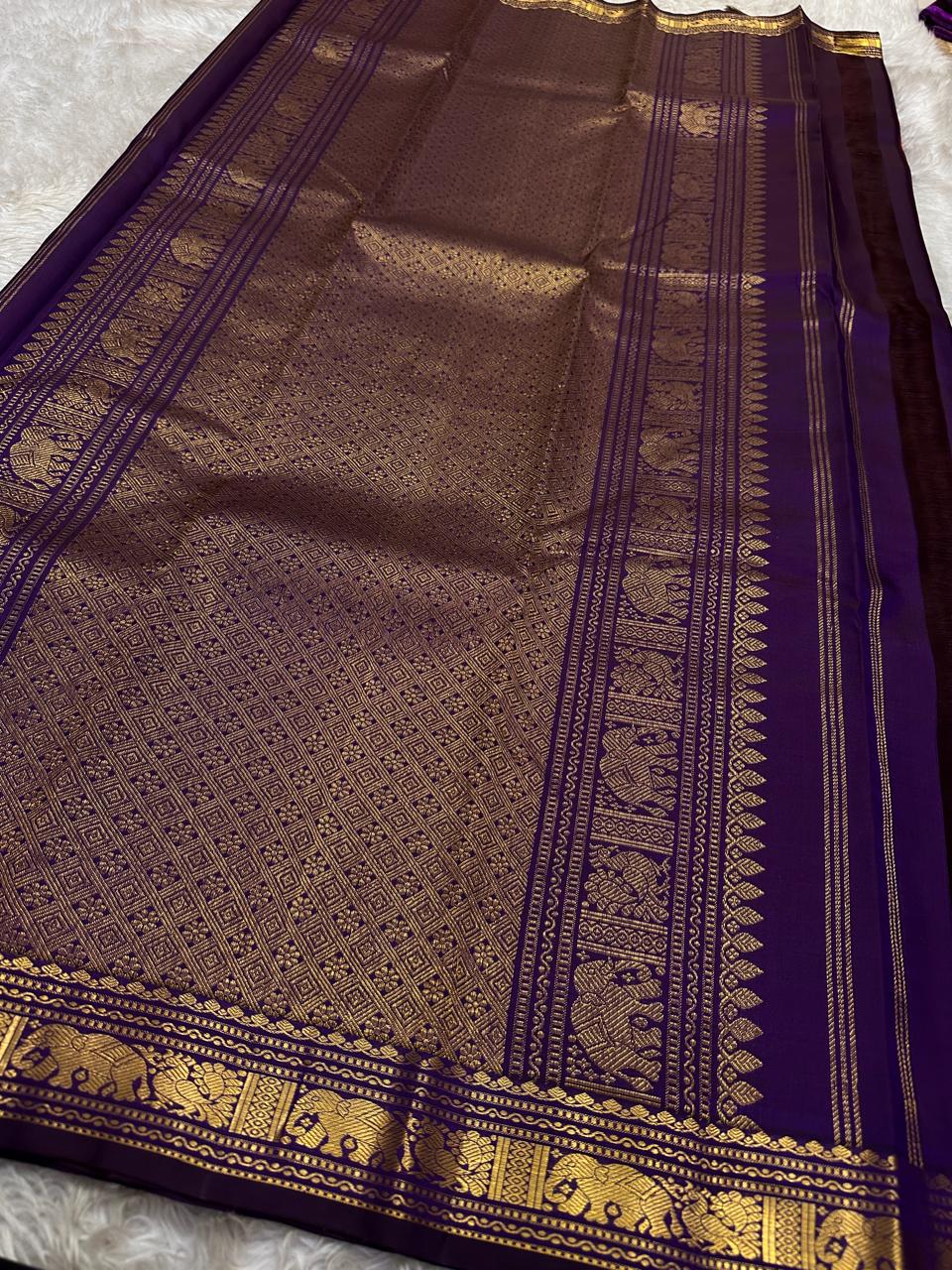 Anju ✨ – Red & Rust-Orange Shot Kanchipuram Pure Silk Saree
with Majestic Elephant & Peacock Motifs
Regal Deep Purple Korvai Contrast Border
Opulent Gold Zari Brocade Pallu