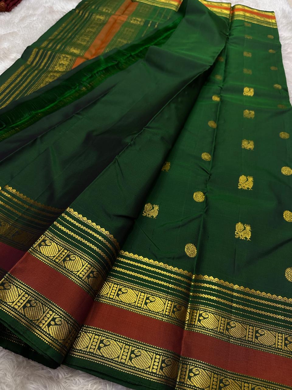 Minnal ✨ – Forest Green Kanchipuram Pure Silk Saree
with Radiant Gold Coin Buttas 🌸
Rust Korvai Varisaipet Zari Border
Grand Green Pallu with Gold Stripes & Panels