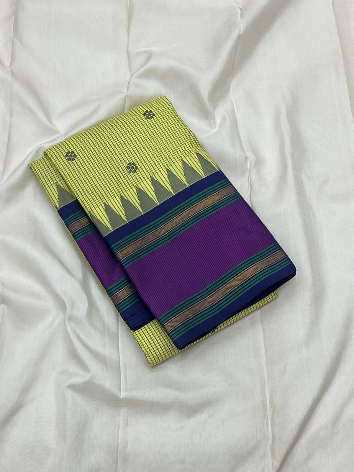 Chartreuse Royal Blue Purple Kattam • Pure Silk Kanchipuram Saree
Neon Chartreuse Checks with Silk-Thread Buttas • Royal Blue Pallu & Amethyst Borders
Silk Mark Certified • Free USA Shipping • Ships in Two Weeks ✅