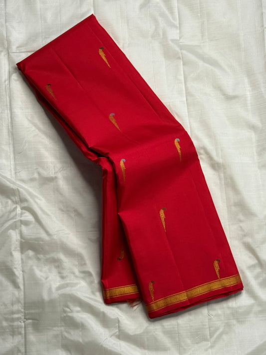 Mina Muniya ( parrot motif ) — Pure Silk Kanchipuram
Vermilion red body with golden muniya (parrot) motifs & intricate zari work ✨
Silk Mark Certified • Grand Mayil Pallu • Ships in Two Weeks • Free Shipping within USA
