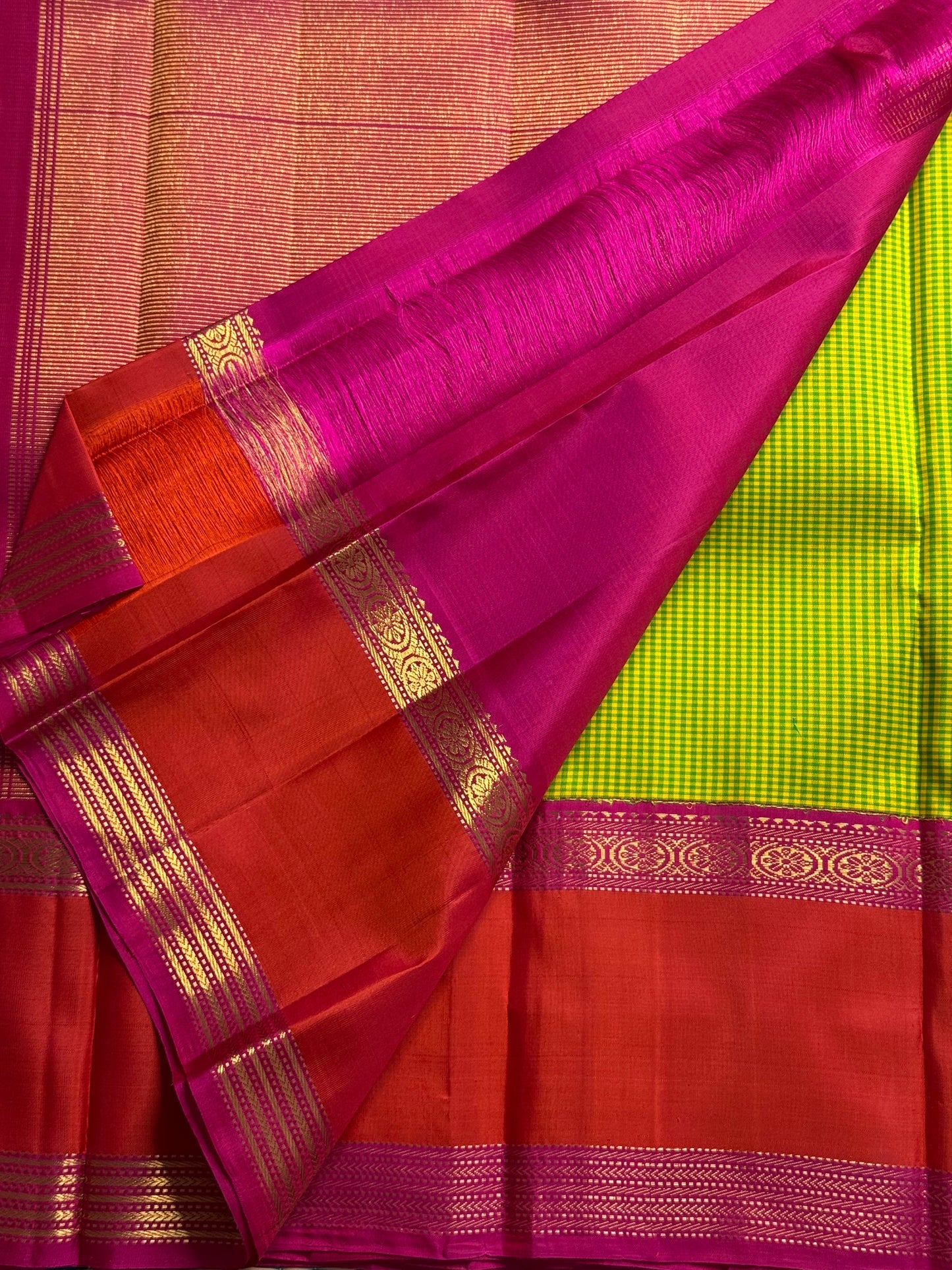 Ilai Pachai & Vermilion Korvai Pure Silk Kanchipuram Saree
Parrot-green kasa kasa kattam checks with vermilion borders & rani-pink pallu
Silk Mark Certified • Ships in two weeks • Free Shipping within USA