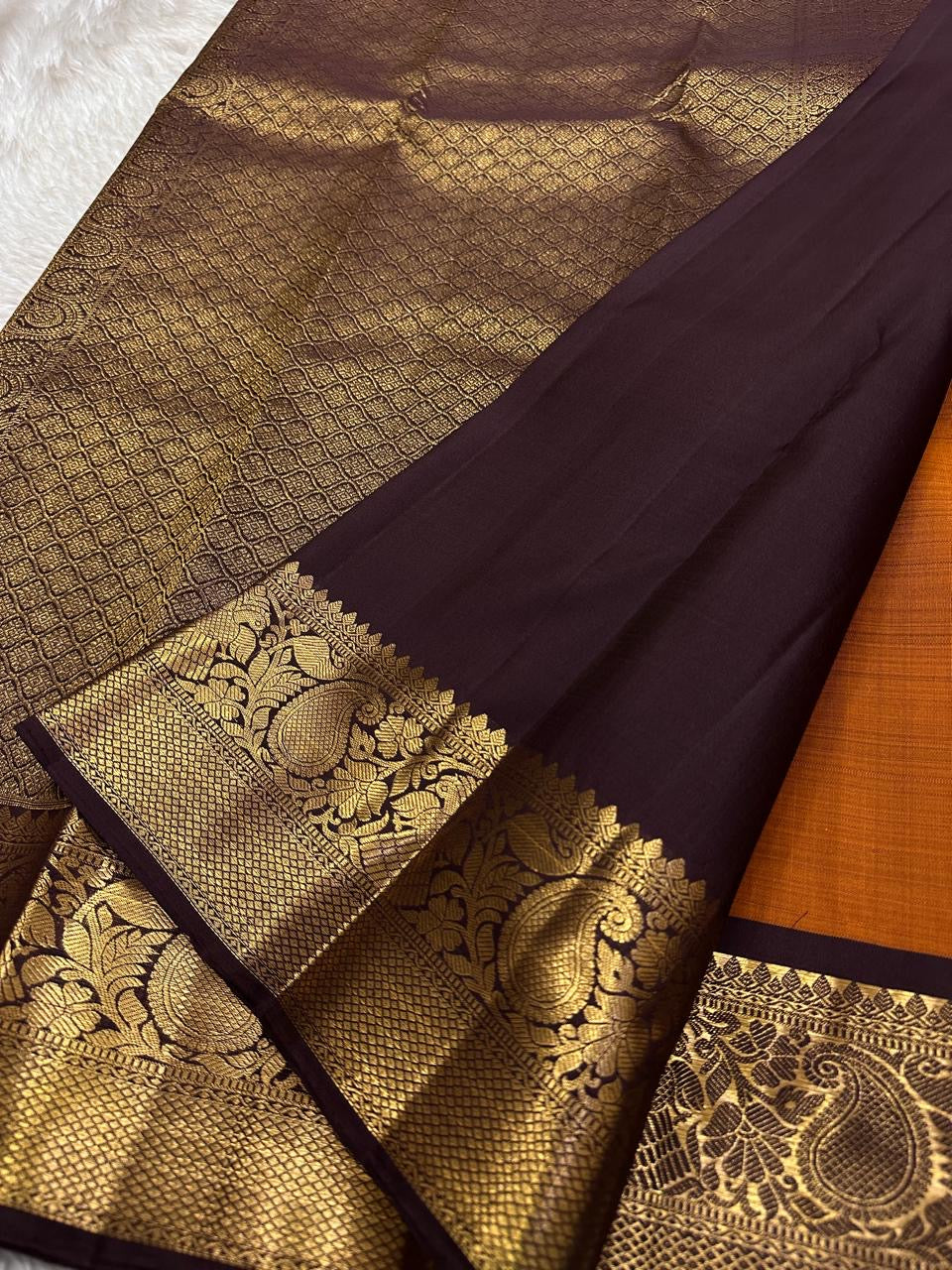 🌸 Rust Orange Ember — Coffee Brown Korvai Kanchipuram
Pure Silk | Mango–Paisley Zari Borders
Rust Orange Body with Zari Buttas ✨
Coffee Brown Brocade Pallu with Diamond Jaal 💛
Silk Mark Certified | Free Shipping (USA) | Ships in Two Weeks