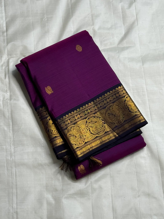 Vadamalli Svarnam • Pure Silk Kanchipuram Saree
Royal purple body with gold lion borders & brocade pallu
Silk Mark Certified • Free USA Shipping • Ships in Two Weeks ✅