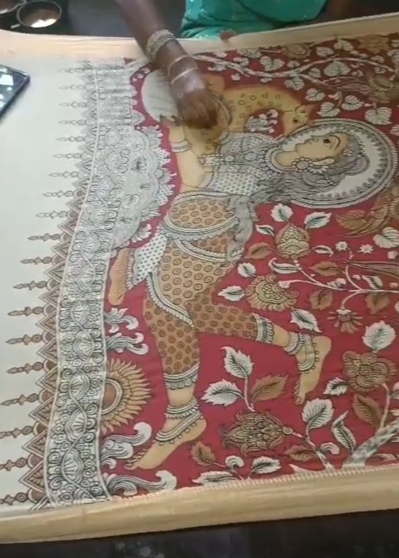 Pure Chennur Silk — Hand-Painted Kalamkari Fabric
Artisanal Elegance, Every Stroke a Story