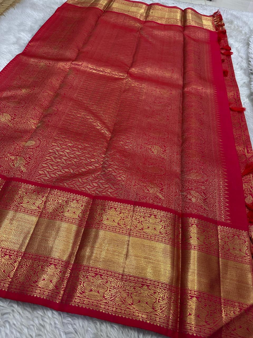 Ruby Grid – Pure Kanchipuram Silk Saree with Pure 4G Zari Kattam
bridal red body woven with luminous pure zari checks ✨
kattam tiles filled with lotus, paisley & chakra buttas 🌸
pure zari border and pallu, Silk Mark Certified, delivery in 2 weeks