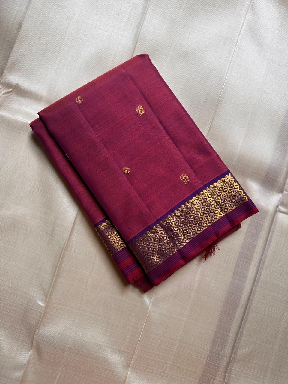Vaidehi Violet Shot Amethyst – Pure Kanchipuram Silk Saree ✨
Featuring gold paisley buttas, vaira-oosi diamond borders & royal violet pallu 💜
Silk Mark Certified ✅ | Ships in Two Weeks | Free Shipping within USA 🇺🇸