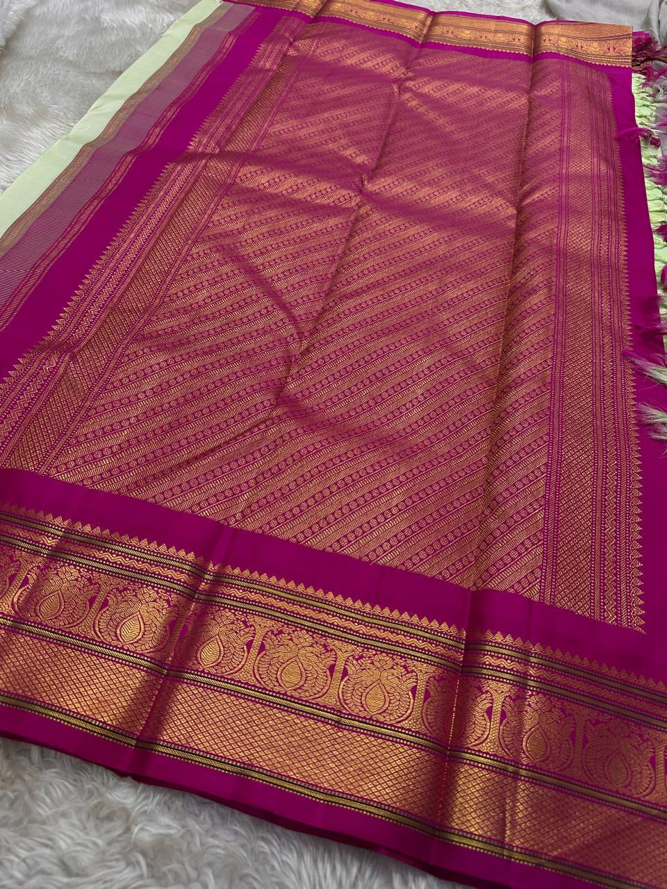 Mohana πΏβ¨ β Graceful Cardamom Pistachio Green Pure Kanchipuram Silk Saree with Handwoven Zari Peacocks π¦, Deep Purple Peacock Border ππ¦, Pillayar Moggu Detailing πΊ, & Intricately Woven Grid Zari Pallu ππ