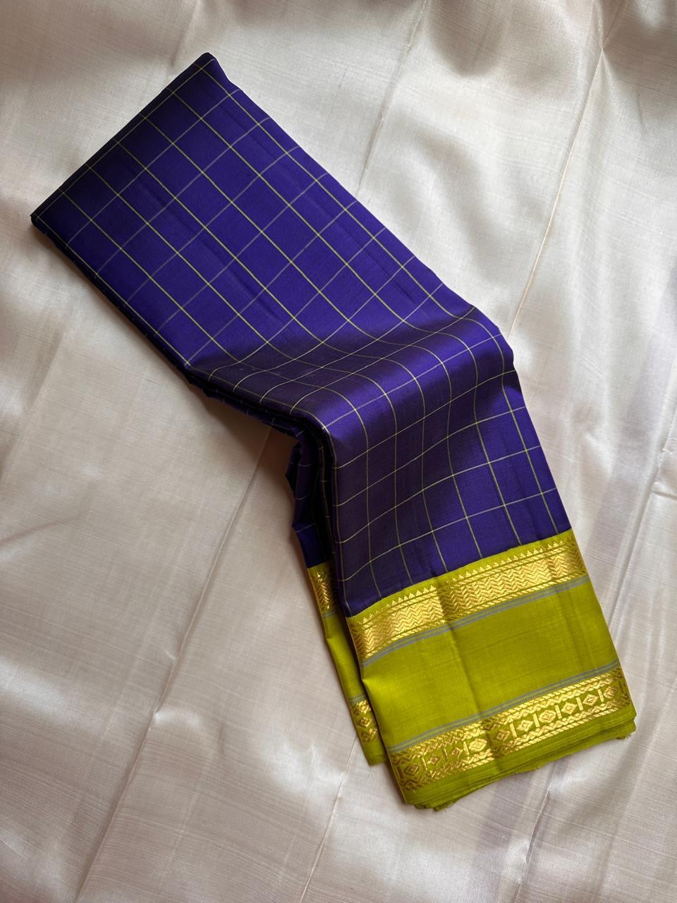 Neelam Parrot Pachai — Pure Kanchipuram Silk Saree
Royal blue body with gold kattam checks & parrot-green korvai border
Silk Mark Certified ✅ | Free USA Shipping | Ships in Two Weeks ✅