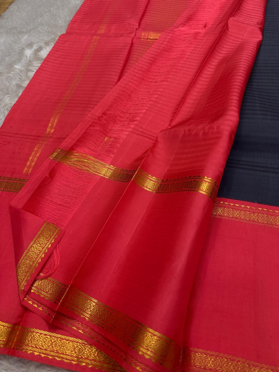 Yamini – Navy Blue Pure Silk Kanchipuram Saree with Ganga Jamuna rettapet Zari Borders
Bold and elegant, Yamini is a handwoven pure silk saree featuring a rich navy blue body with subtle thread detailing, beautiful seer Pallu