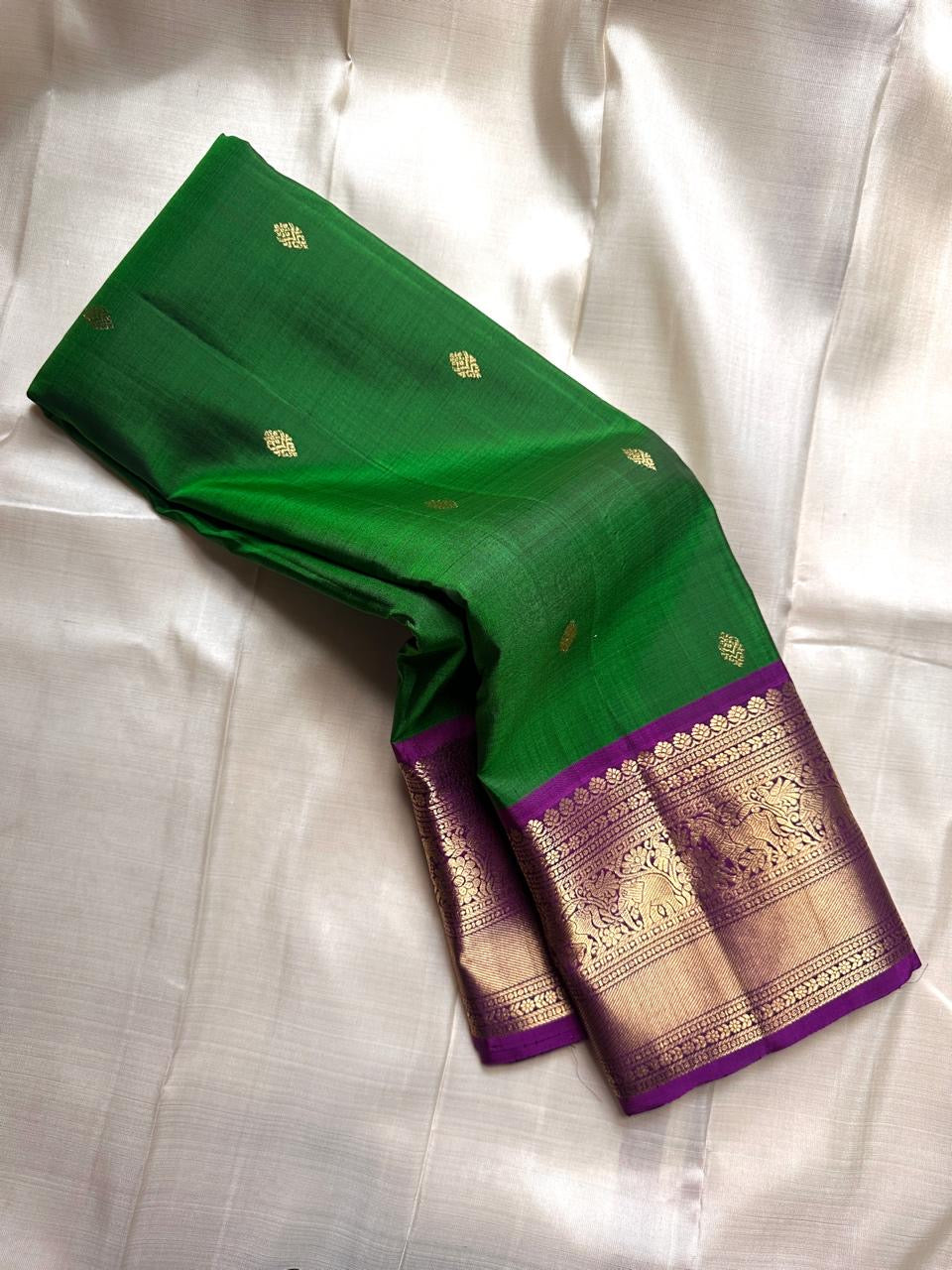 Green Amethyst Grove — Pure Silk Kanchipuram Saree
Emerald-Green Body with Gold Buttas & Royal-Purple Elephant Zari Border ✨
Silk Mark Certified • Free USA Shipping • ships in 2 weeks