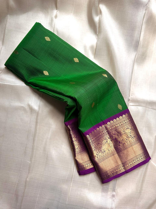 Green Amethyst Grove — Pure Silk Kanchipuram Saree
Emerald-Green Body with Gold Buttas & Royal-Purple Elephant Zari Border ✨
Silk Mark Certified • Free USA Shipping • ships in 2 weeks