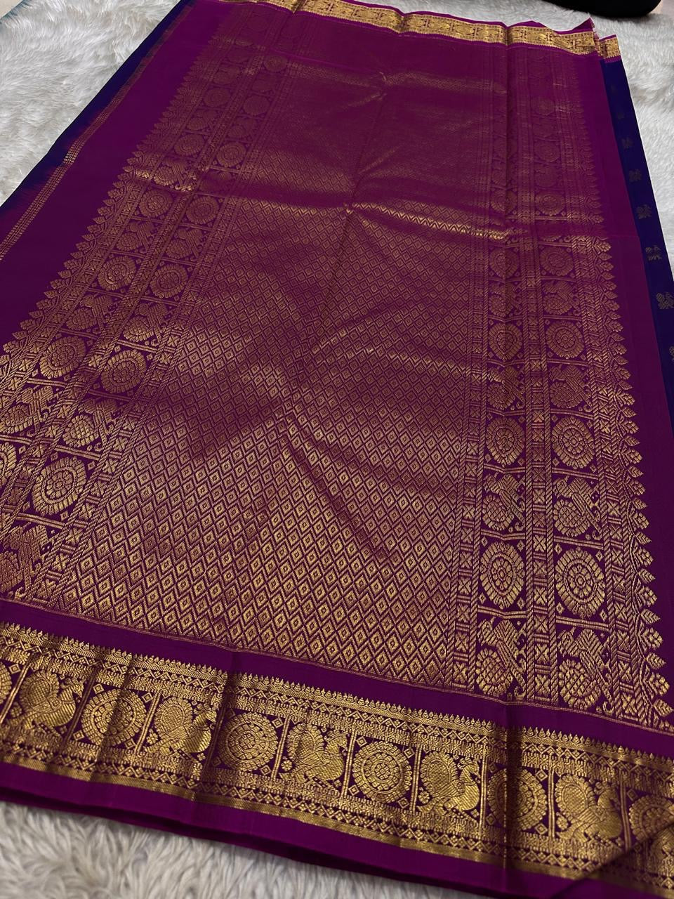 Vadamalli Mayil Chakra – Pure Korvai Kanchipuram Silk Saree
Royal purple body with gold zari paisley & medallion buttas
Contrast magenta korvai border with peacock panels; grand brocade pallu
Silk Mark Certified | Fall & Pico Done | Blouse Stitching avai