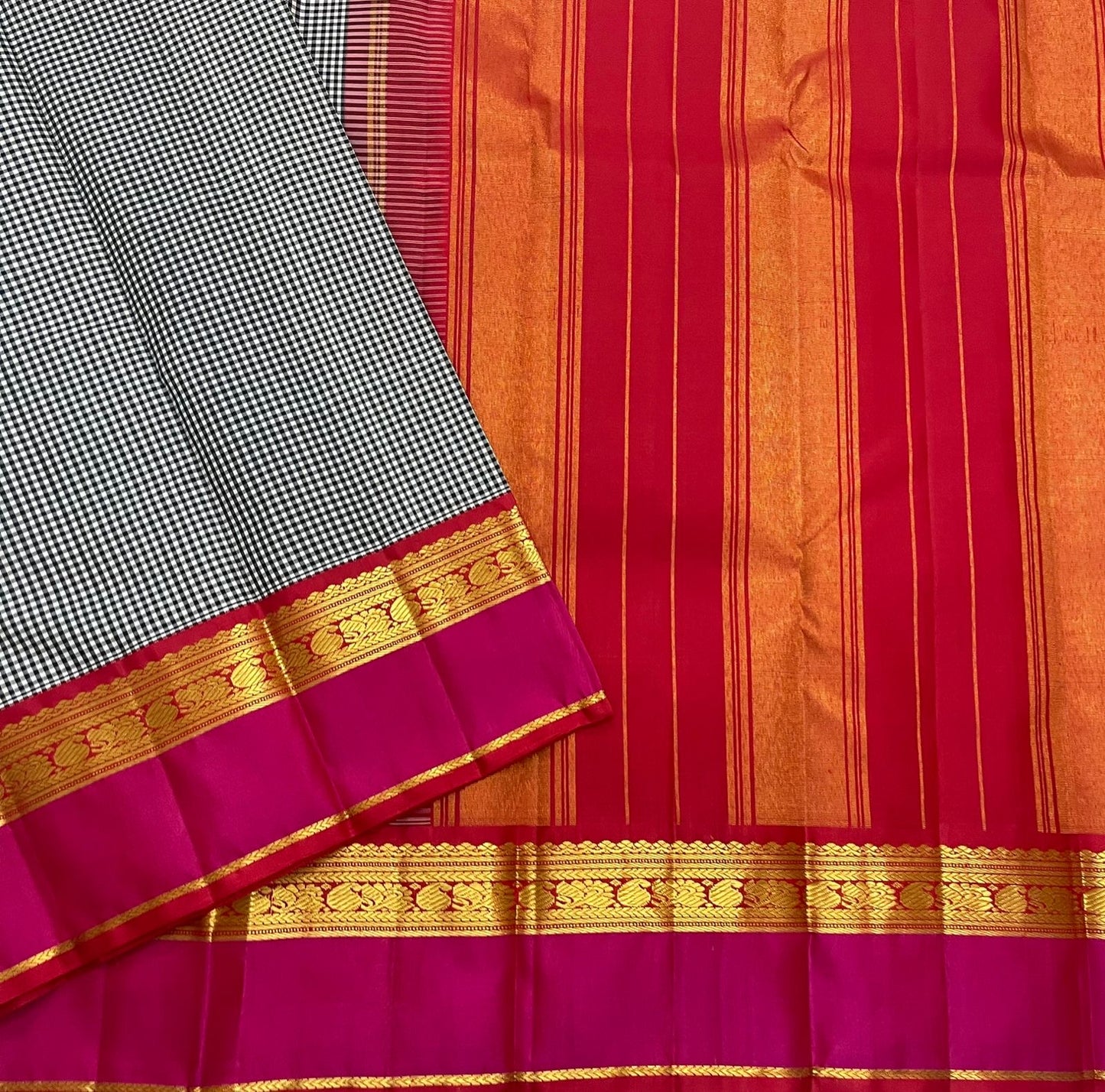 Rani Ember Podi Kattam — Pure Silk Kanchipuram Saree
Black & Ivory Micro Checks with Rani Magenta–Orange Korvai Border ✨
Silk Mark Certified • Fall & Pico Done • Ships in Two Weeks • Free USA Shipping ✅
