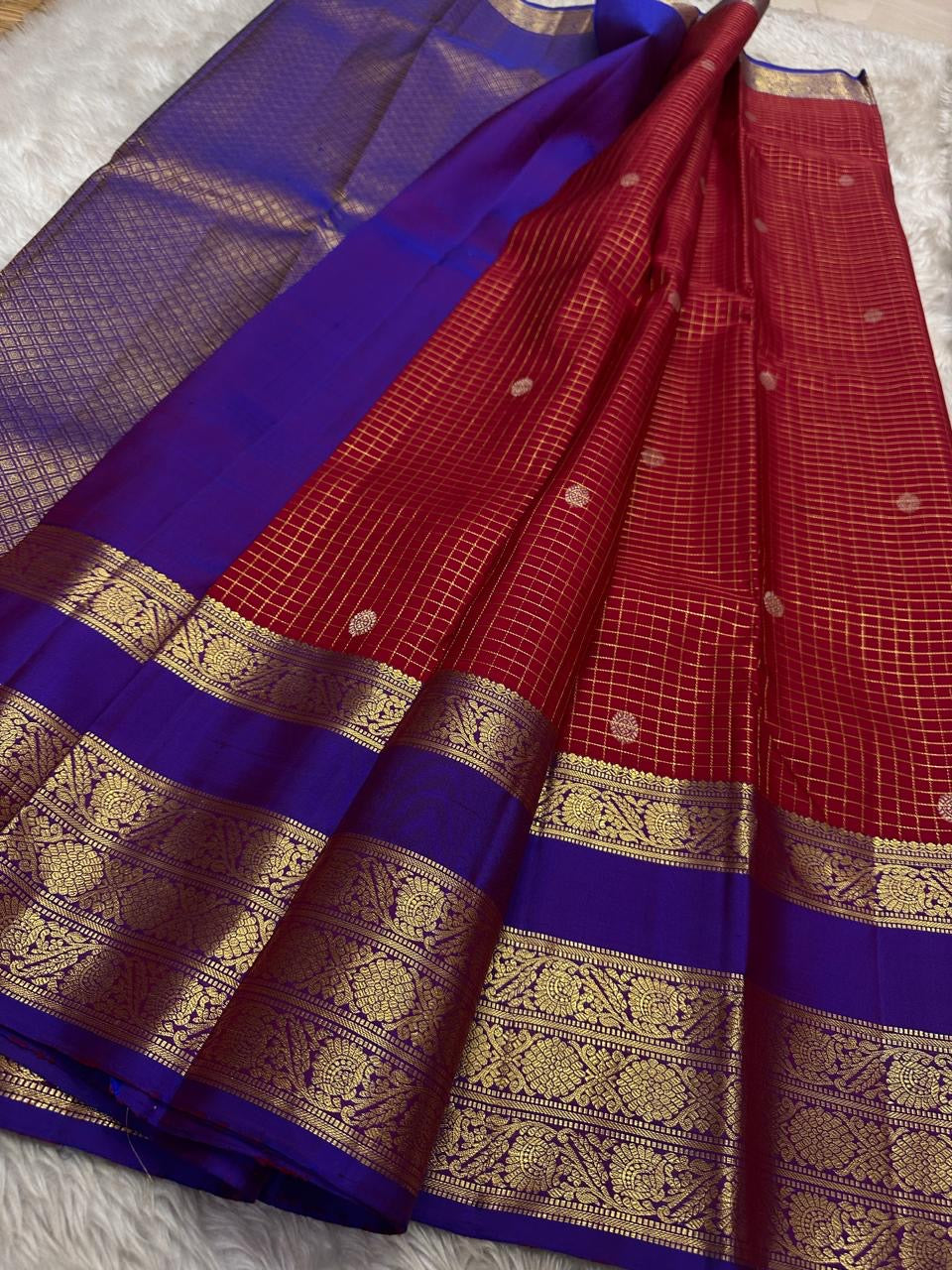 Gargi ✨ – Ruby Red Kanchipuram Pure Silk Saree
with Gold Kattam Checks & Rosette Buttas
Broad Royal Blue Korvai Zari Border 🌸
Opulent Blue Brocade Pallu with Fine Zari Weaving
A Timeless Heirloom of Elegance & Tradition