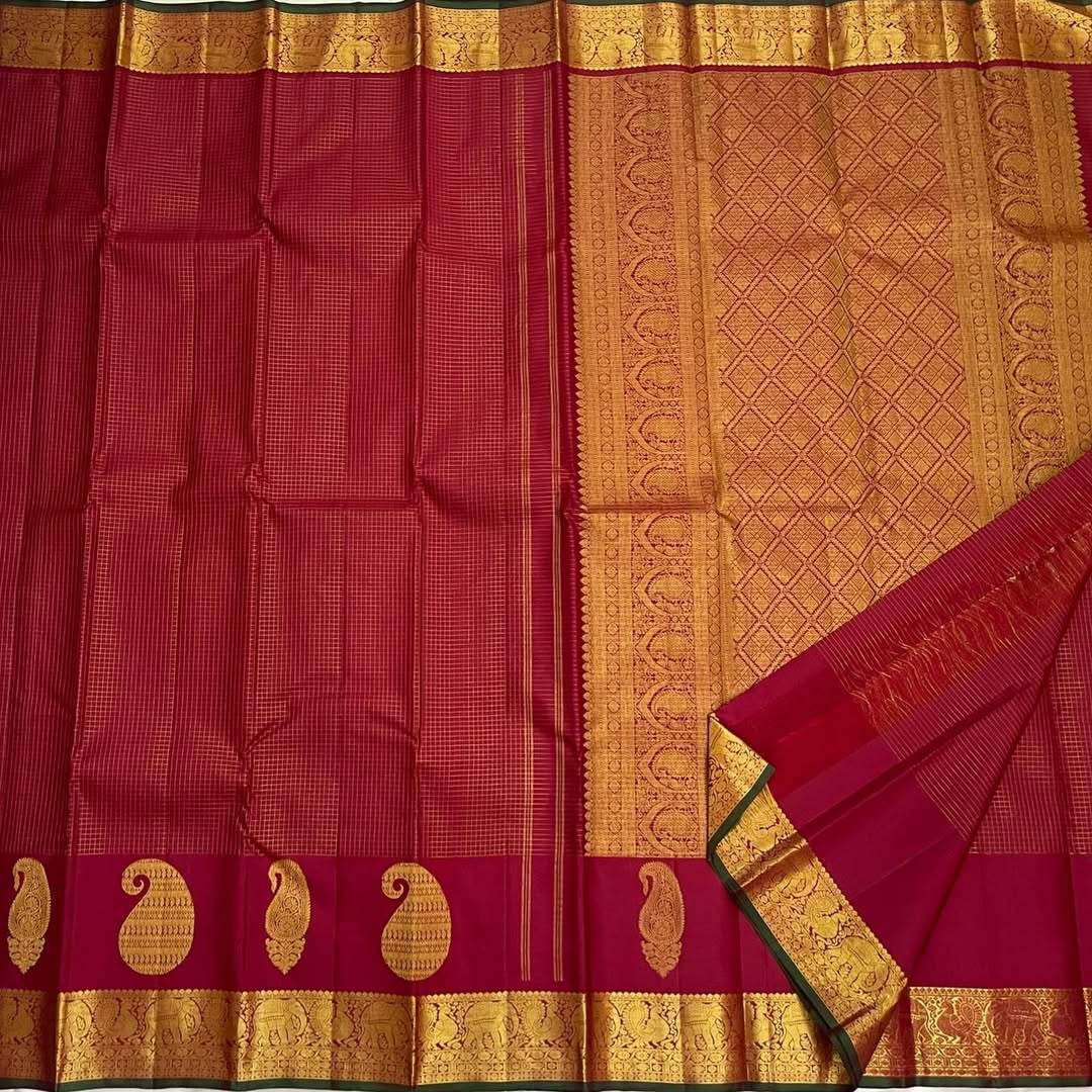 Ushas, Deep Arakku Red Pure Kanchipuram Silk Saree
Radiant Oosi Kattam body with ornate Paisley 2gm Zari
Vanasringaram,Muthuseer,Kamalam border with Fishpettu detailing
Exquisite diamond-pet grid Zari pallu, richly finished with a bold deep green selvedge