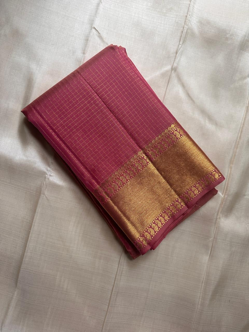 Lotus Petal Rose Oosi Kattam | Pure Kanchipuram Silk Saree
Silk Mark Certified • Fall & Pico Done • Blouse Stitching Available ($30)
Free Shipping within USA • Ships in Two Weeks