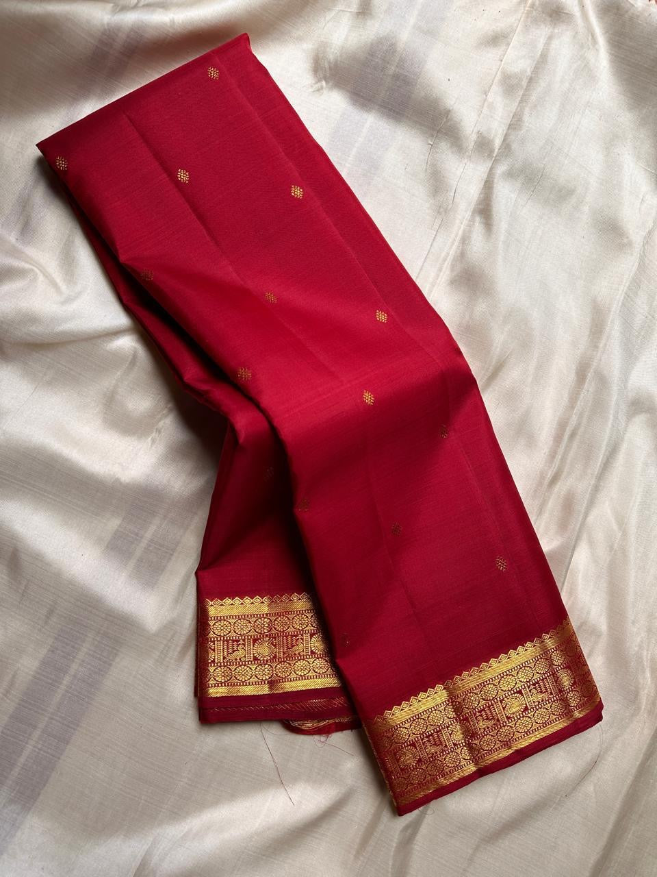 ✨ Kemp Red — Pure Silk Kanchipuram Saree ✨
Rich ruby-red body with gold zari coin buttas, antique gold korvai border & grand brocade pallu.
Silk Mark Certified • Free USA Shipping • Ships in 2 Weeks • Blouse Stitching $30 ✅