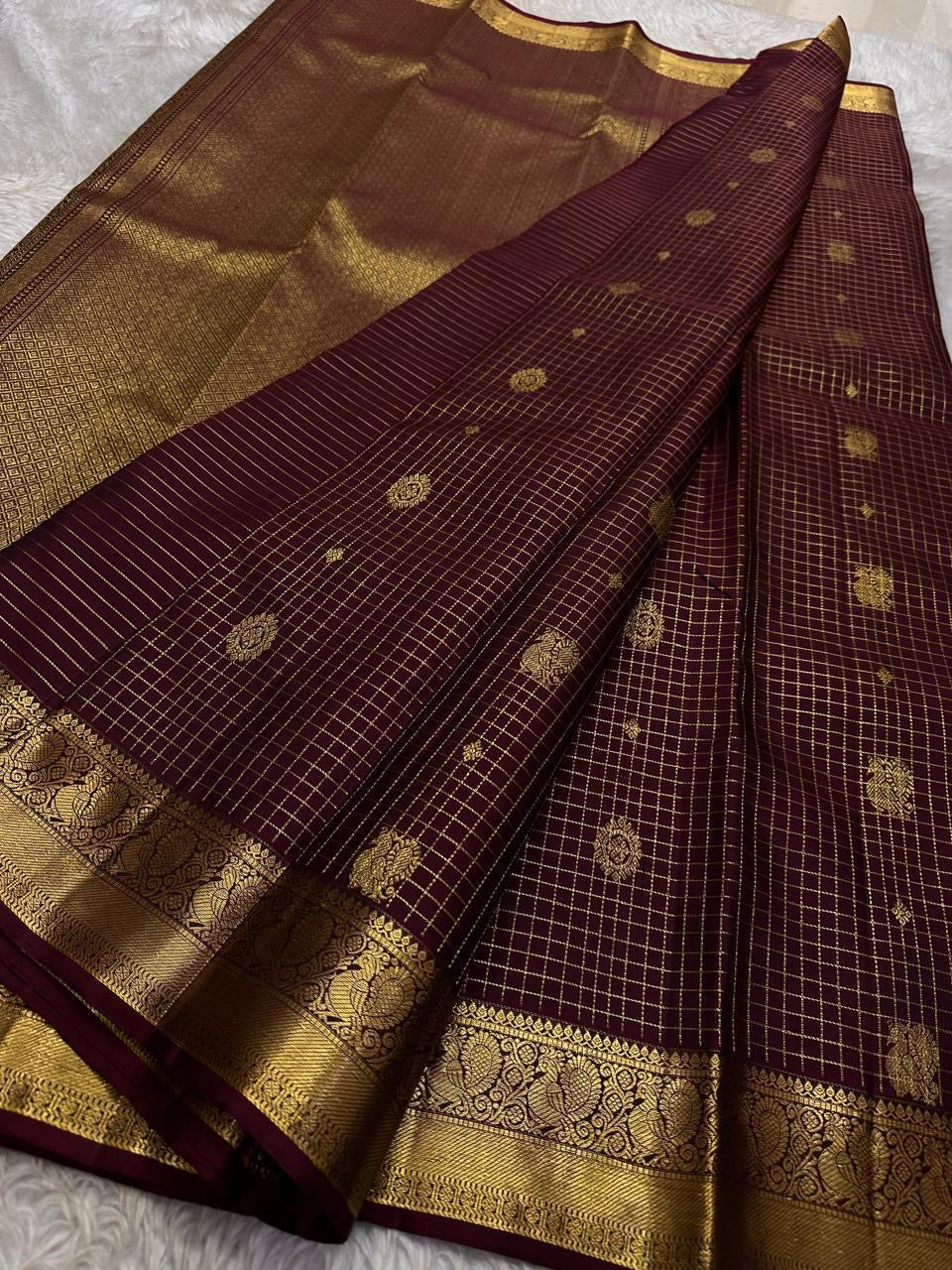 Zari Kattam Araimaadam – Coffee Brown, Pure Kanchipuram Silk Saree
Coffee-brown body with zari kattam checks, floral & mango buttas
Grand antique-gold border with floral/peacock vine;
Silk Mark Certified | Blouse Piece Included |ships in 1 week