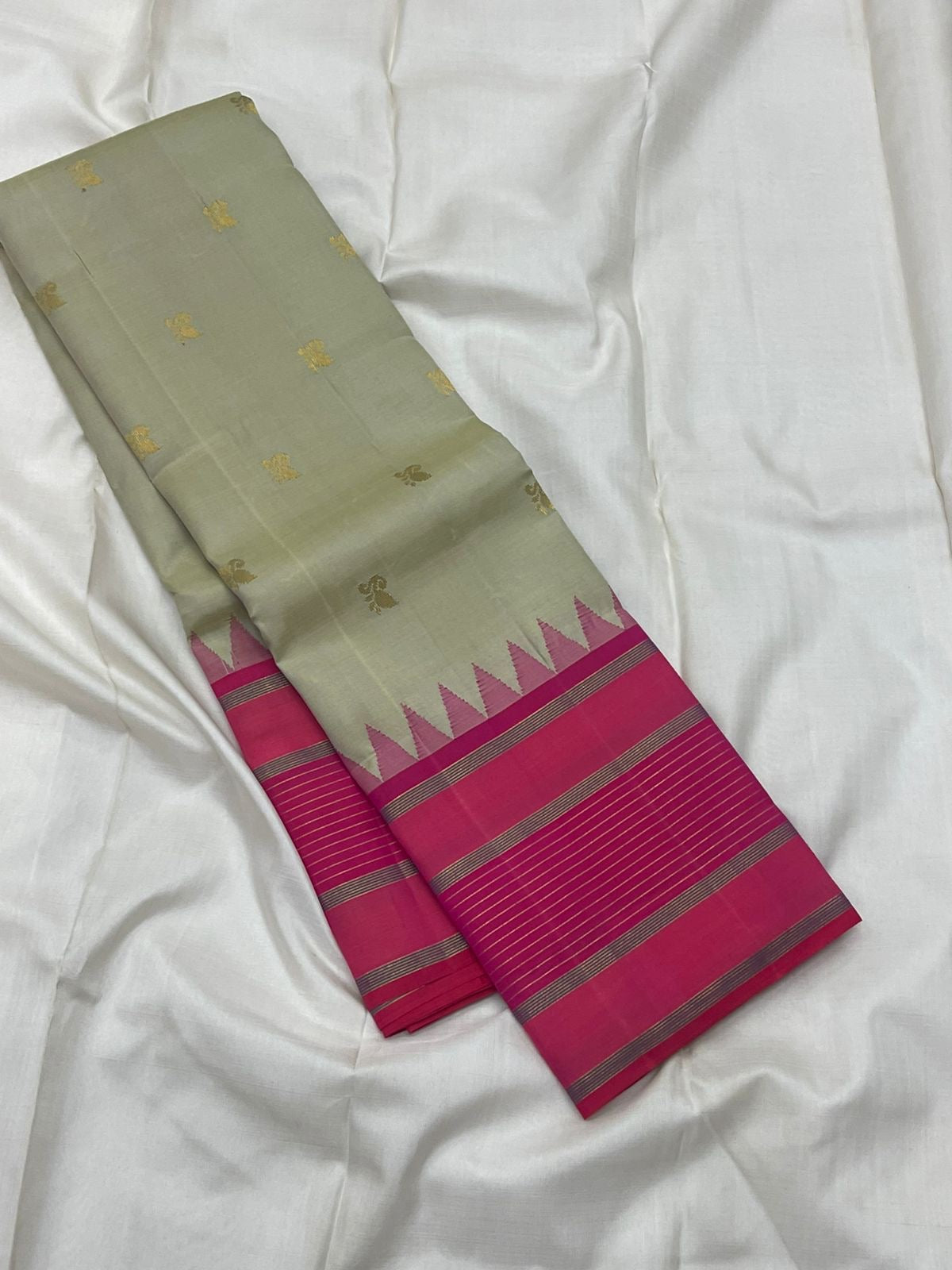 Cardamom Roja • Pure Silk Kanchipuram Saree
Pista Green with Gold Buttas • Rani Pink Contrast & Silver Zari Borders
Silk Mark Certified • Free USA Shipping • Ships in Two Weeks ✅
