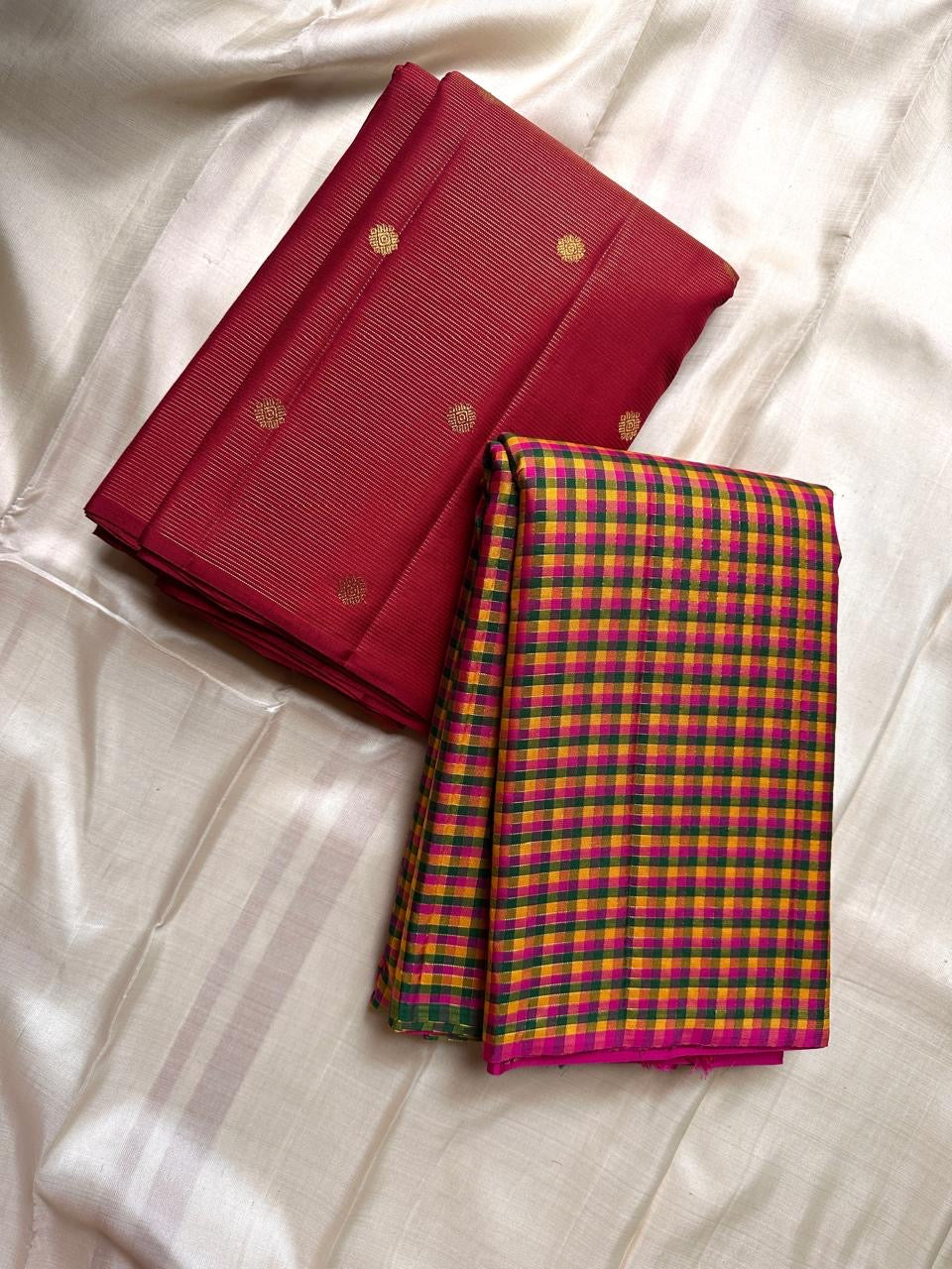 Mutyam – Handwoven Borderless Kanchipuram Pure Silk Saree with Traditional Paalum Pazhamum Baby Checks or kasa kasa kattamDual Contrast Green & Pink Selvedges, and a Subtle Zari Woven Pallu