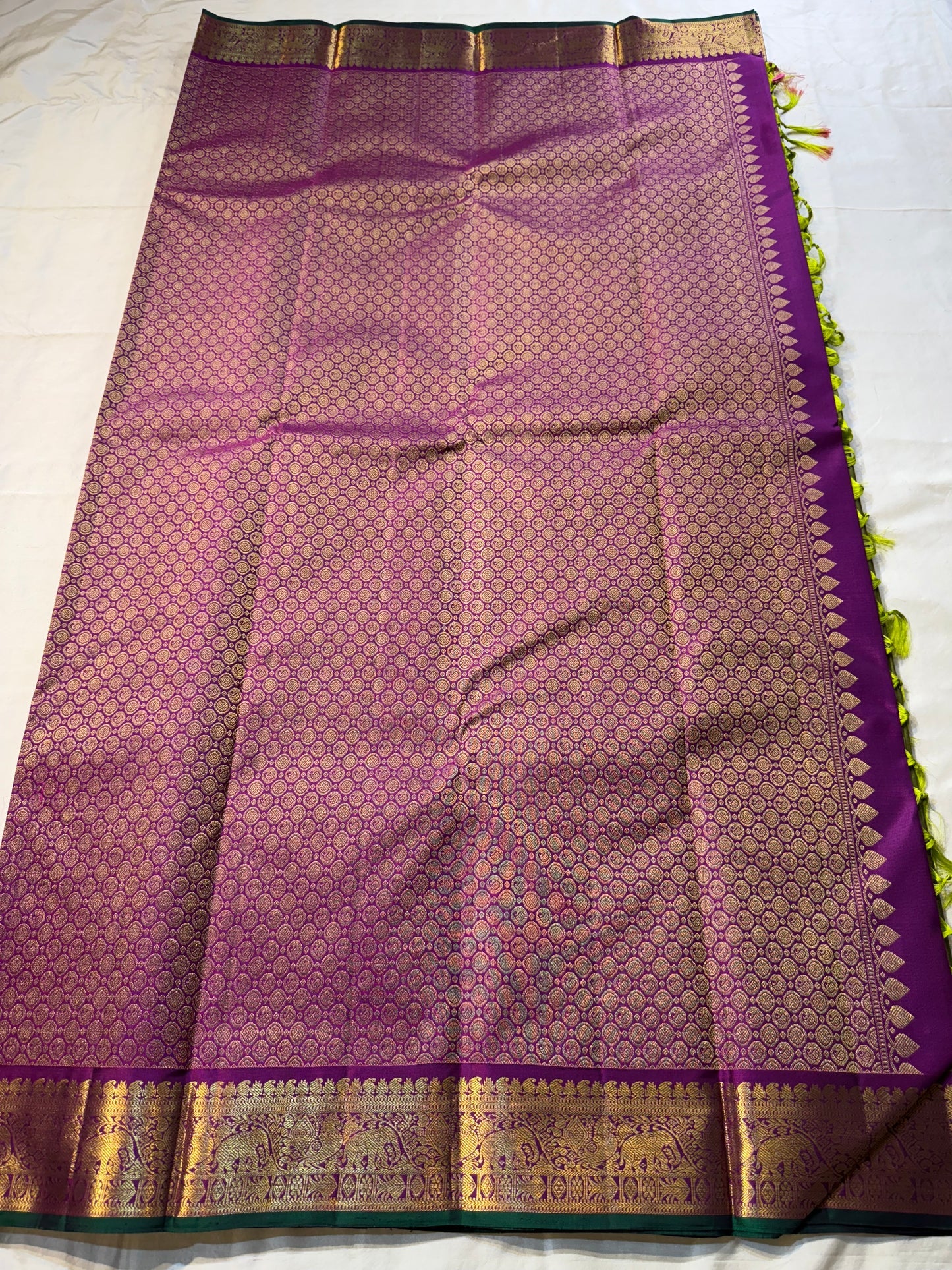 Pachai Mayura Butta – Pure Silk Kanchipuram Saree
Leaf-green body with gold floral and mayura buttas
Magenta korvai border with peacock-vine motifs
Silk Mark Certified | Free Shipping within USA
Ships in 1 Week | Fall & Pico✅ | Blouse Stitching $30