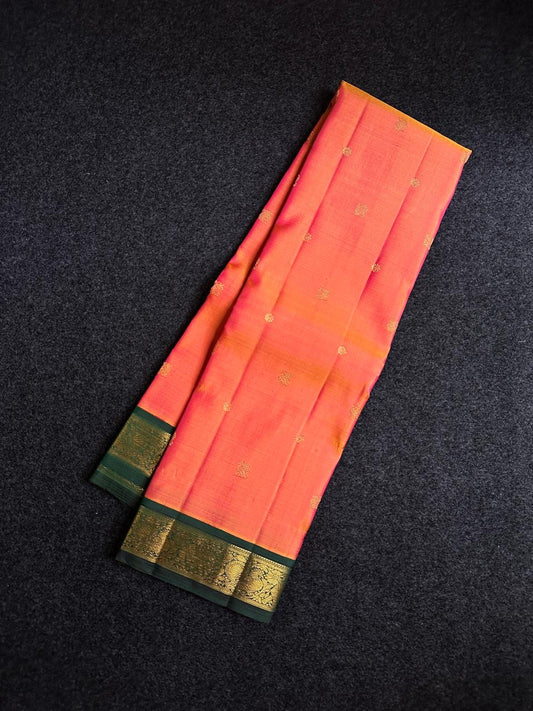 Emarald Kesar Grove — Pure Handloom Kanchipuram Silk Saree 🌿
Peach pink to Coral Dual Tone with Gold Buttas & Deep Emerald Korvai Border ✨3g pure Zari
Silk Mark Certified • free shipping within usa • Ships in Two Weeks ✅