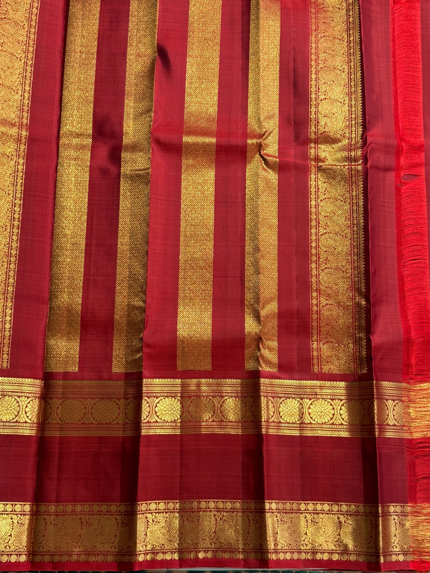 Paaku Shade Padma Crimson — Pure Silk Kanchipuram Saree
Aubergine body with gold mango buttas • Padma crimson korvai borders with lotus & paisley zari • Grand brocade pallu ✨
Silk Mark Certified ✅ • Free USA Shipping • Ships in Two Weeks 🚚