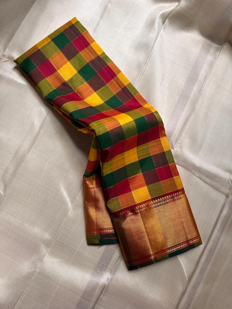 Manjal–Kumkumam Paalum pazhamum Kattam | Pure Silk Kanchipuram
Haldi Yellow • Kumkum Red • Tulasi Green Paalum-Pazhamum Checks
Korvai Maroon Border • Rich Gold Zari • seer Zari Pallu with Tassels
Silk Mark Certified • Free Shipping within USA 2 weeks