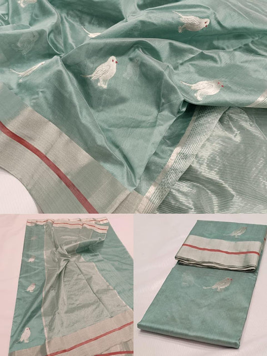 Chidiyaa 🌼✨
Pure Silk Chanderi Handloom Aqua Saree
Ice Blue Mina & Intricate Zari Buttas All Over
Contrasting Selvedge with Luxurious Zari Pallu
Fall & Pico Done | Blouse Attached | Stitching Available
