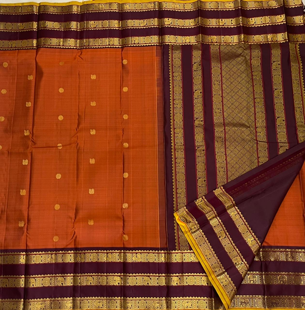 Rust Orange Varisaipet Mayil Chakram – Korvai Kanchipuram Silk Saree
Rust-orange body with gold chakram & peacock buttas
Vadamalli korvai border with varisaipet stripes & elephant motifs
Rich zari-brocade pallu | Contrast vadamalli blouse | silk mark
