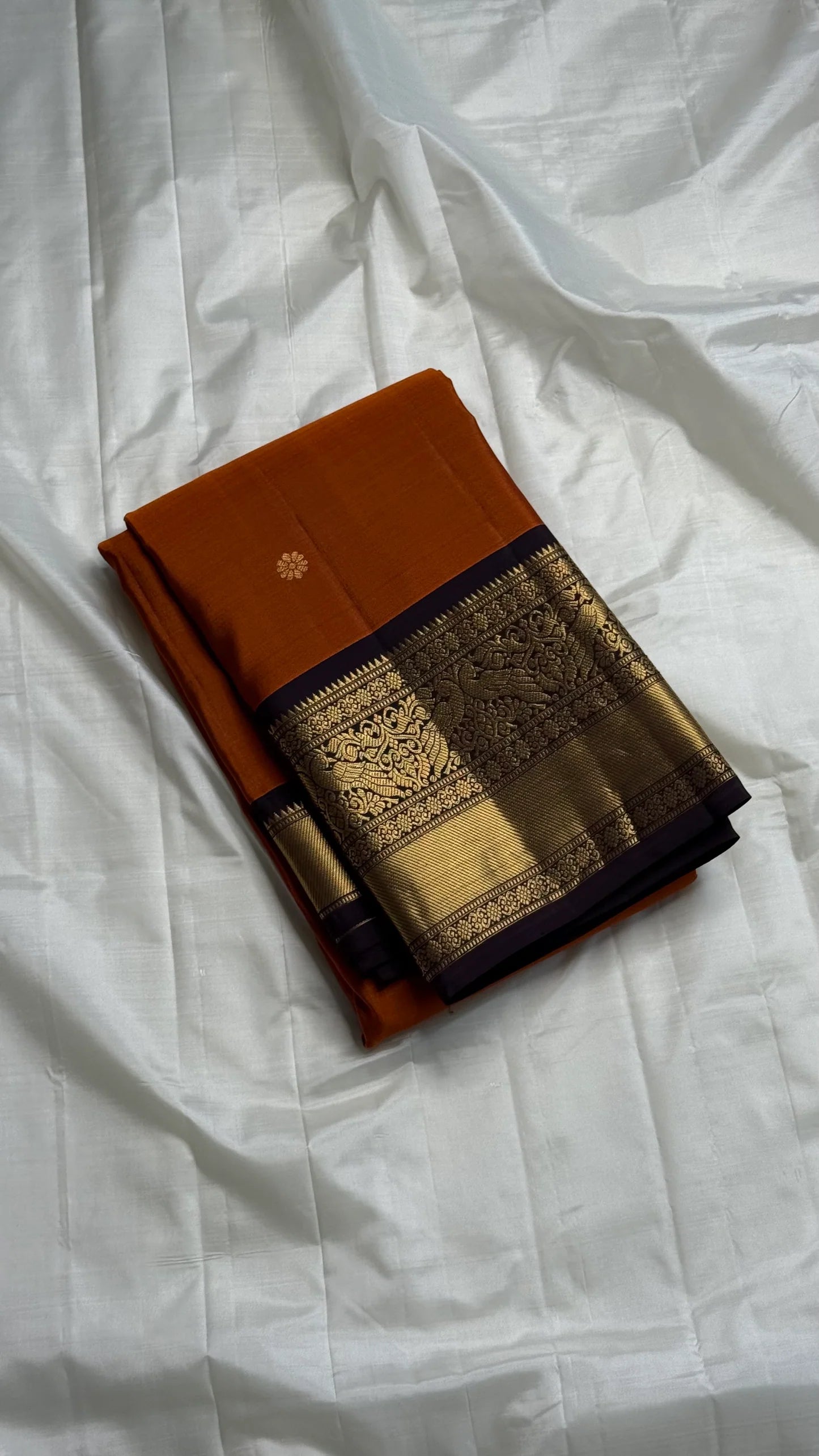 Rust Orange Annam Bloom – Pure Silk Kanchipuram
Rust-orange body with delicate zari buttas 🌸
Aubergine korvai borders with majestic Annam motifs 🪔
Grand aubergine pallu with kasu stripes & tissue weave ✨
Silk Mark Cert • Ships in Two Weeks- chk desc
