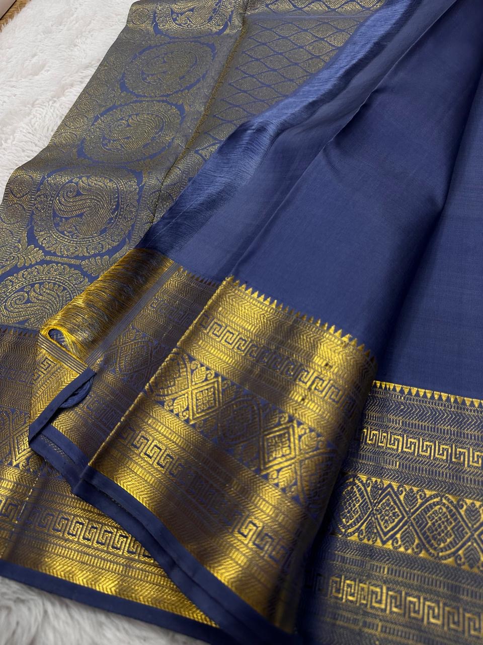 Krishnaa ✨ – Dusky Blue Pure Handwoven Kanchipuram Silk Saree with Woven Peacock Feather Zari, Varisaipet Border, Floral Vines, Sorgavaasal Mayil Pallu with Diamond Pet Grid, Bridal & Festival Ready, Silk Mark Certified, ships in a week from ordering